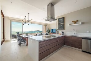 Réfrigérateur, four à micro-ondes, un four, surface de cuisson