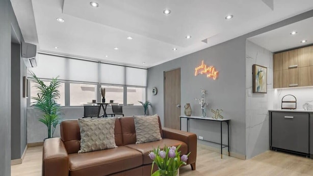 TV, offices - Urban Bliss Flat | Stylish 1-Bed in Best Location (San Juan)