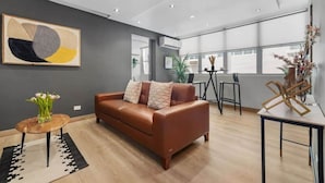 TV, offices - Urban Bliss Flat | Stylish 1-Bed in Best Location (San Juan)