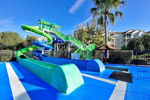 Un parc aquatique doté de nombreux toboggans et d’un espace piscine.