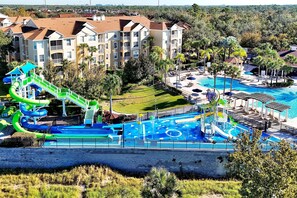 Un complexe hôtelier doté d’un parc aquatique, d’une piscine et de plusieurs bâtiments avec balcons.