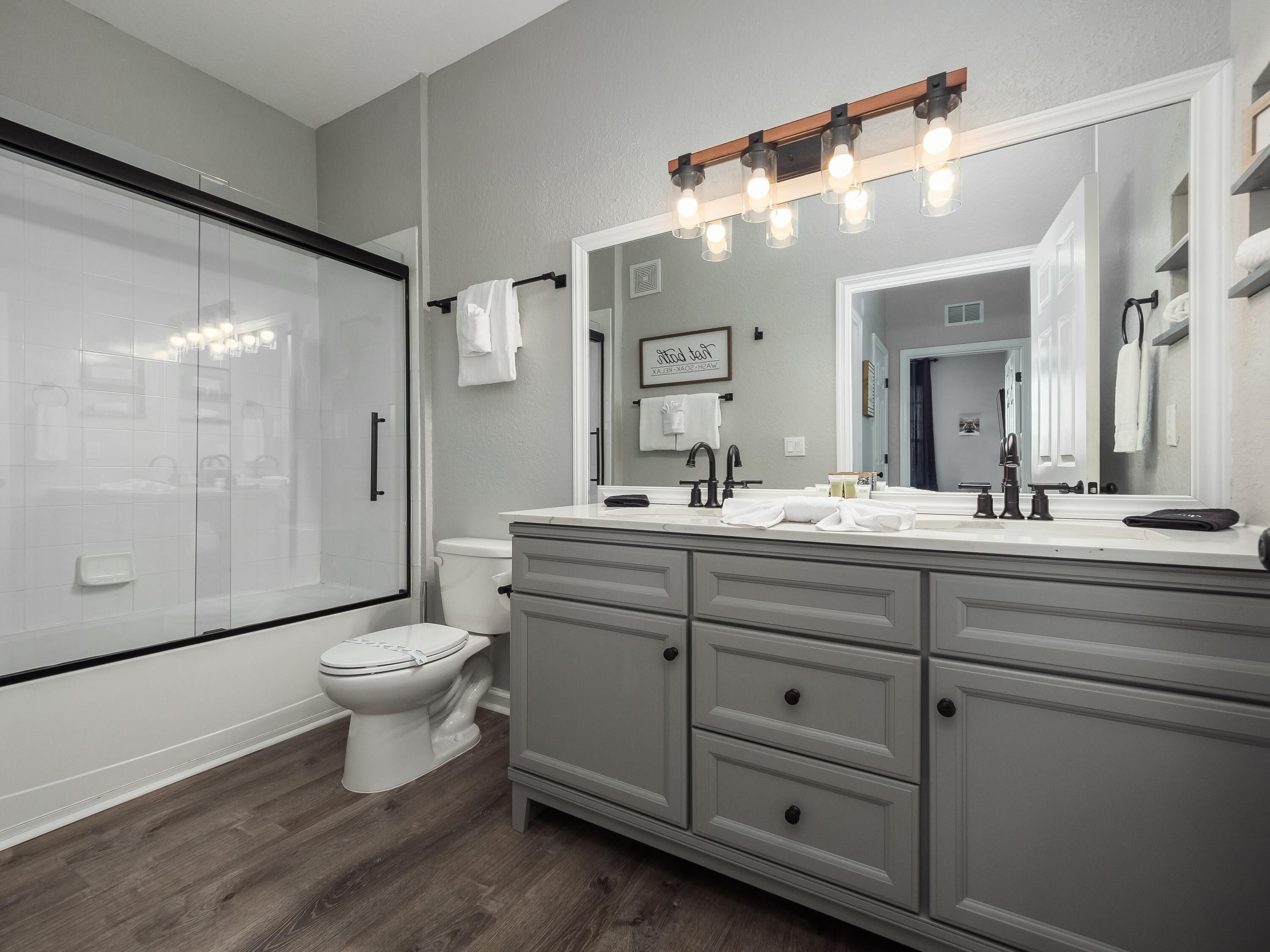 House, Accessible | Bathroom | Free toiletries, bathrobes