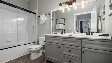 House, Accessible | Bathroom | Free toiletries, bathrobes