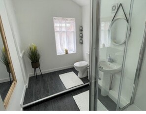 Dusche, Haartrockner, Handtücher, Seife