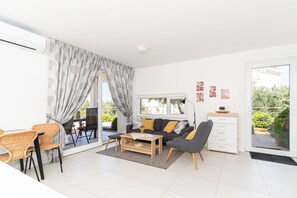 Living area - Sunny hill apartment with private pool and magnificent seaview (Cavtat)