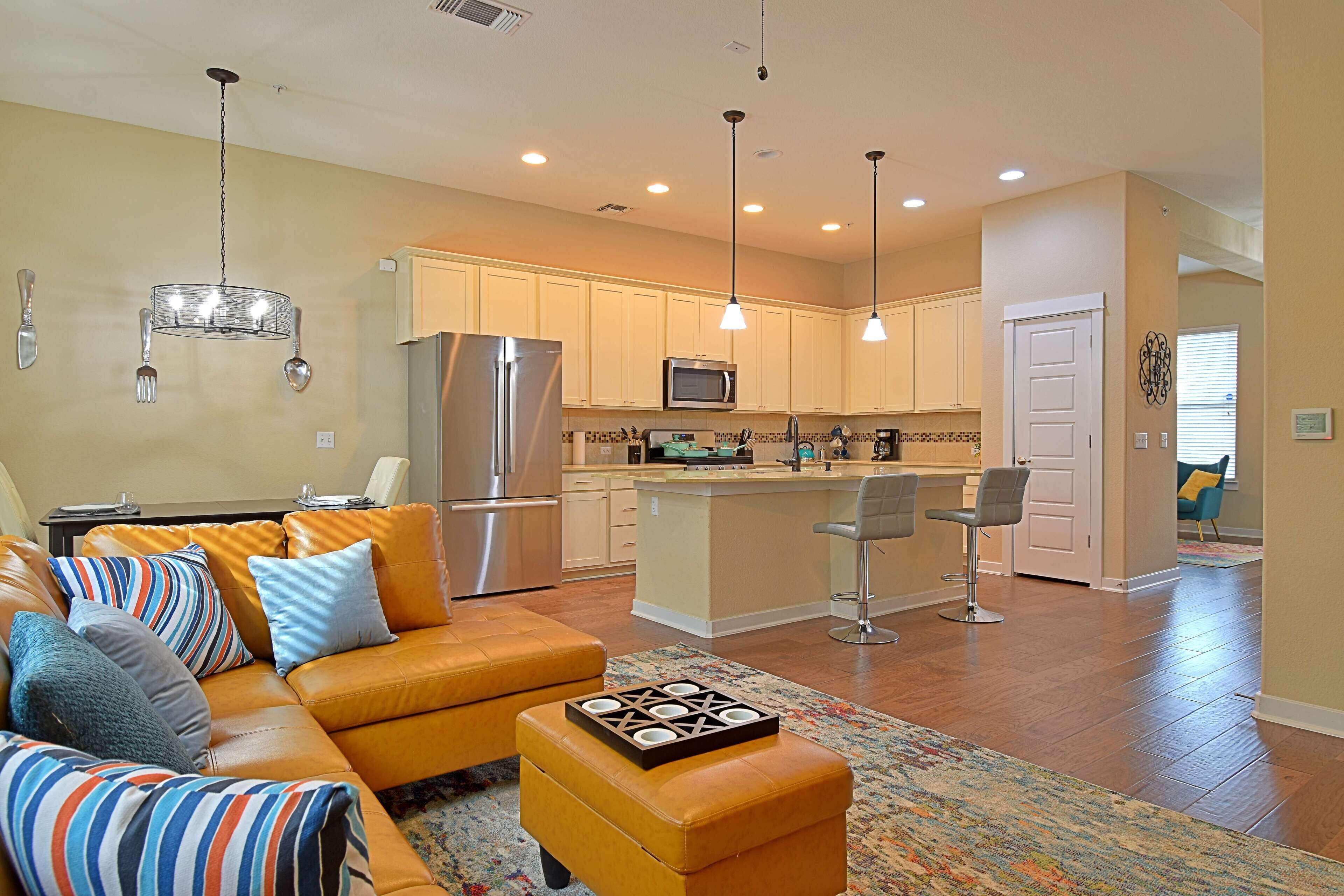 Stylish Austin Townhouse - King Suite, Pet friendly, 6 mins to Downtown Austin, UT, the Capitol!