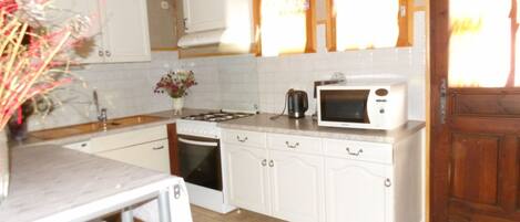 KĂŒhlschrank, Mikrowelle, Ofen, GeschirrspĂŒler