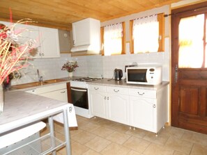 Fridge, microwave, oven, stovetop - Cozy 3-Room Apartment for 6, Close to Slopes & Village Center, Pet-Friendly (Châtel)