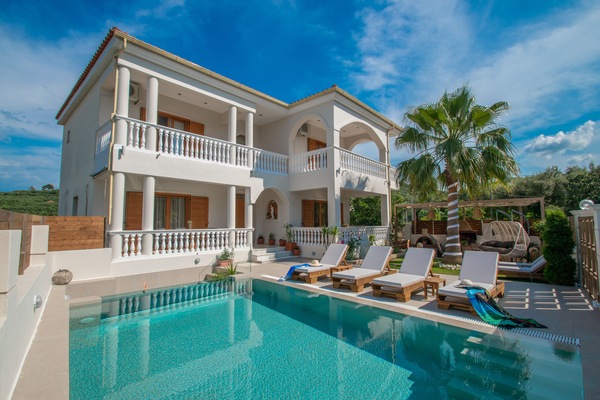 Hồ bơi ngoài trời phục vụ theo mùa