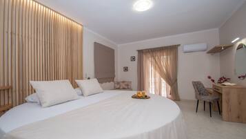 Luxury Villa | 4 bedrooms, in-room safe, desk, soundproofing
