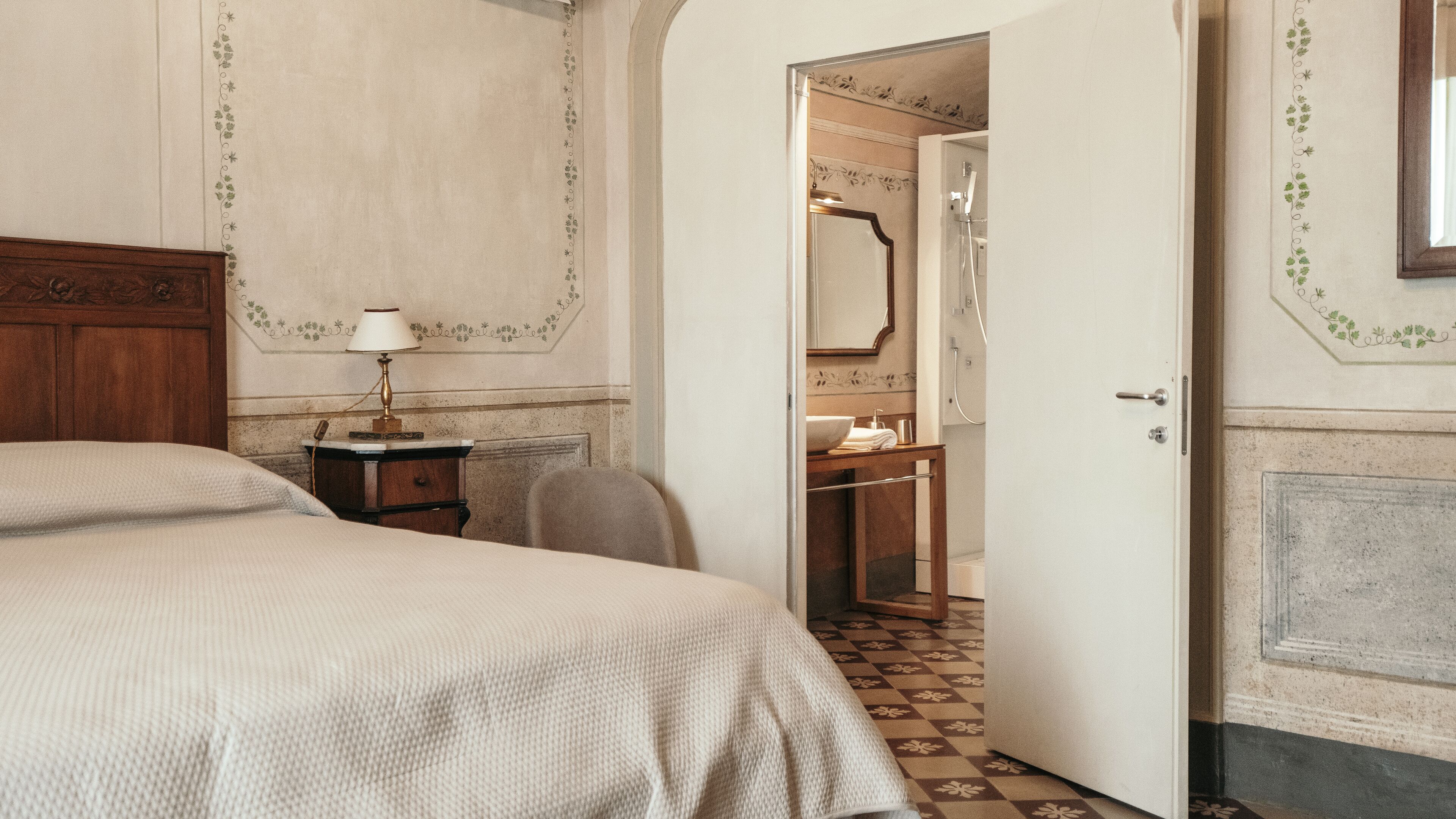 Classic Suite | Minibar, desk, iron/ironing board, free WiFi