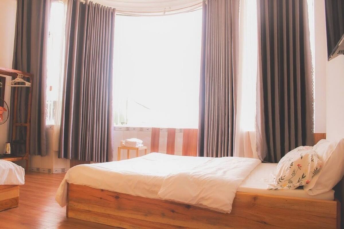 Deluxe Double Room, Smoking, City View | Langsir/tirai gelap terus, dihias secara berasingan 
