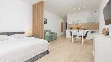 Iron/ironing board, WiFi, bed sheets