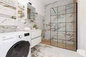 Douche, sèche-cheveux, shampoing