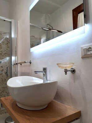 Dusche, Haartrockner, Bidet, Handtücher