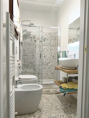 Douche, sèche-cheveux, bidet, serviettes fournies