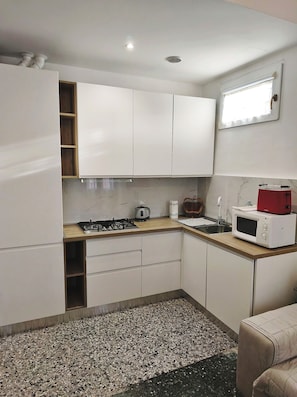 Refrigerador, microondas, parrilla de estufa y cafetera y tetera 