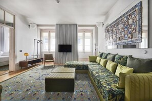 Smart TV, books - Cais Urban Lodge (Lisboa)