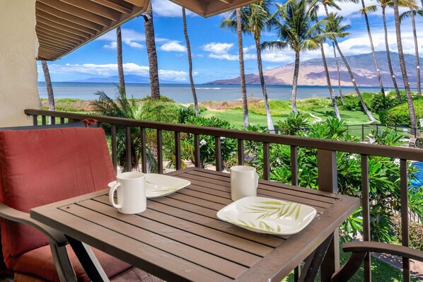 Outdoor dining - WBH D225 Aloha Ola – Ocean and Pool View (Kihei)
