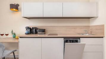 Kühlschrank, Mikrowelle, Herdplatte, Geschirrspüler