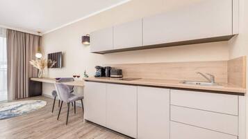 KĂŒhlschrank, Mikrowelle, Herdplatte, GeschirrspĂŒler