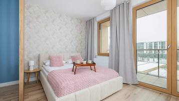 Bureau, fer et planche à repasser, lit parapluie, Wi-Fi