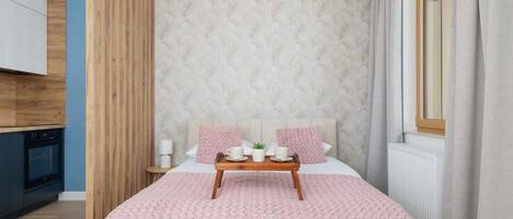 Escritorio, tabla de planchar con plancha, cuna de viaje y wifi