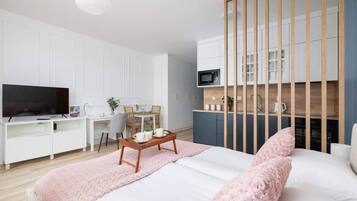 Bureau, fer et planche à repasser, lit parapluie, Wi-Fi