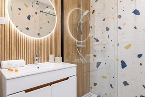 Dusche, Haartrockner, Handtücher, Shampoo