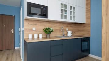 Een koelkast, een magnetron, een oven, een kookplaat