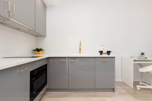 Geladeira, micro-ondas, fogão, cooktop