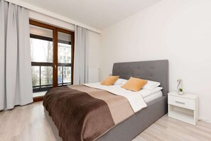 1 slaapkamer, een bureau, een strijkplank/strijkijzer, wifi