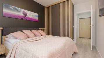 1 bedroom, desk, iron/ironing board, WiFi