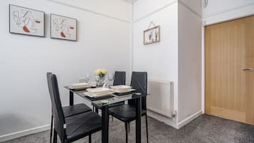 Executive Apartment, 2 Bedrooms | In-room dining