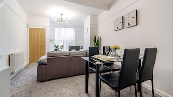 Executive Apartment, 2 Bedrooms | Living area