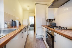 Executive-Apartment, 2 Schlafzimmer | Eigene Küche | Reinigungsartikel, Küchenrolle, Esstisch