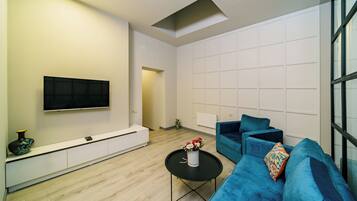 Exclusive-Apartment, 2 Schlafzimmer, Küche, Stadtblick | Wohnbereich | 100-cm-Smart-TV mit Kabelempfang