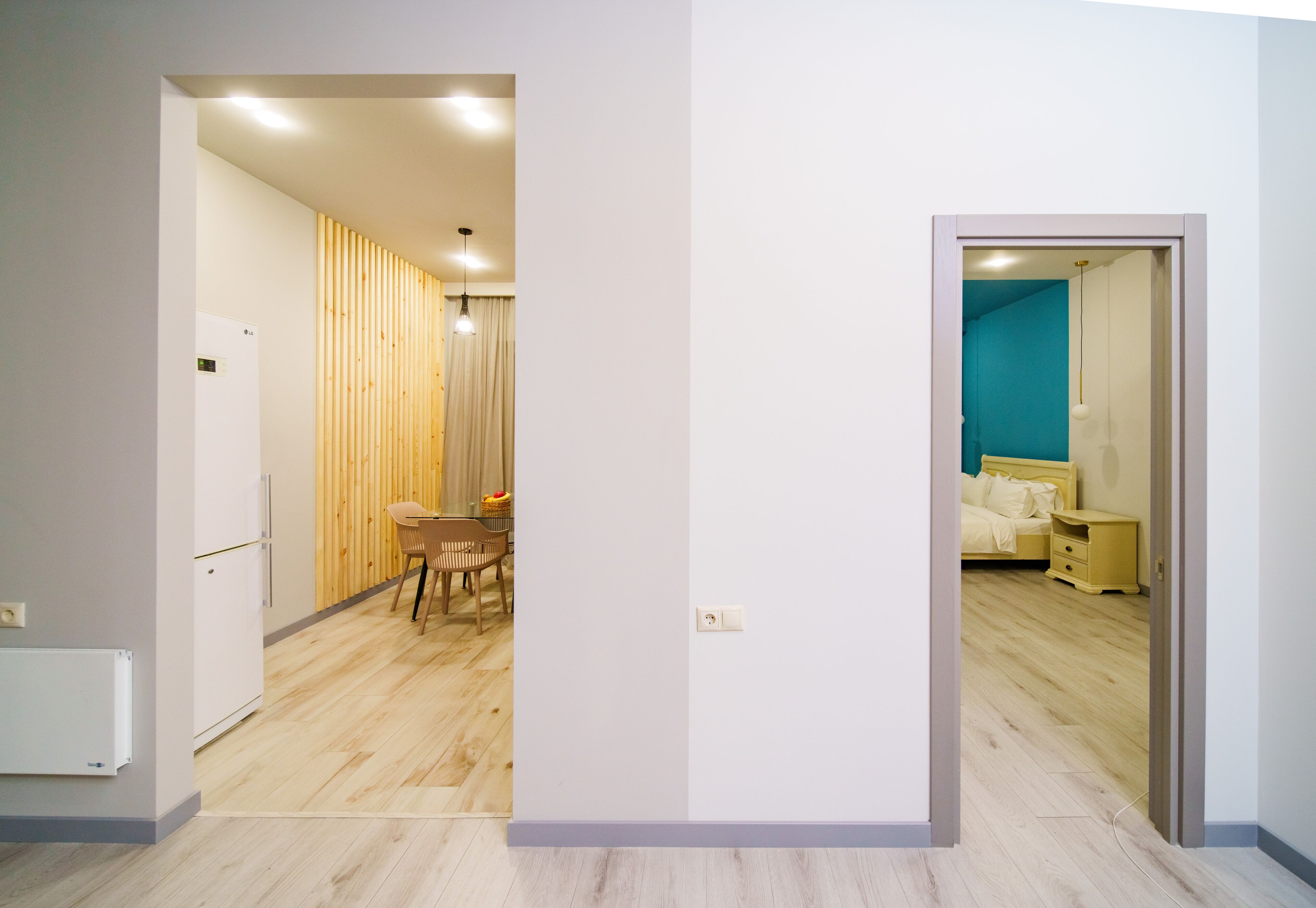 Un apartamento moderno con cocina, comedor y dormitorio.