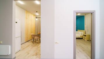 Un apartamento moderno con cocina, comedor y dormitorio.