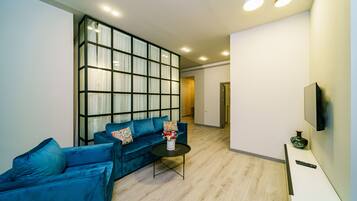 Exclusive-Apartment, 2 Schlafzimmer, Küche, Stadtblick | Wohnbereich | 100-cm-Smart-TV mit Kabelempfang