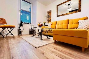 Living area - 1-bed Apartment Sleeps 2 -free Parking -wifi & Tv (Dundee)