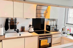 Apartment | Private kitchen | Fridge, microwave, oven, stovetop - 1-bed Apartment Sleeps 2 -free Parking -wifi & Tv (Dundee)