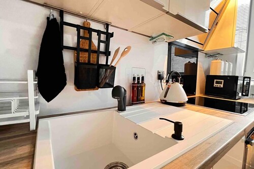 1-bed Apartment Sleeps 2 -free Parking -wifi & Tv