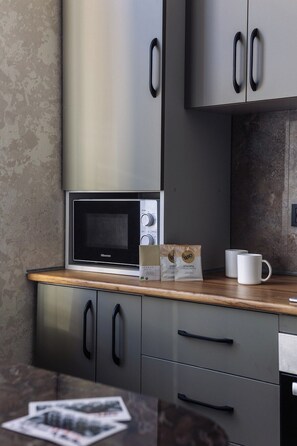 Réfrigérateur, micro-ondes, plaque de cuisson, lave-vaisselle
