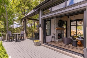 Outdoor dining - Bucks and Bunnies at Eagles Nest - new, luxury with huge views, hot tub (Elk Park)