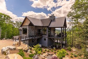 Exterior - Bucks and Bunnies at Eagles Nest - new, luxury with huge views, hot tub (Elk Park)