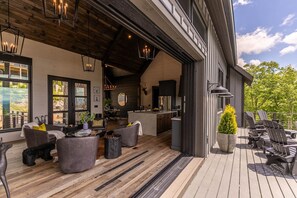 Outdoor dining - Bucks and Bunnies at Eagles Nest - new, luxury with huge views, hot tub (Elk Park)