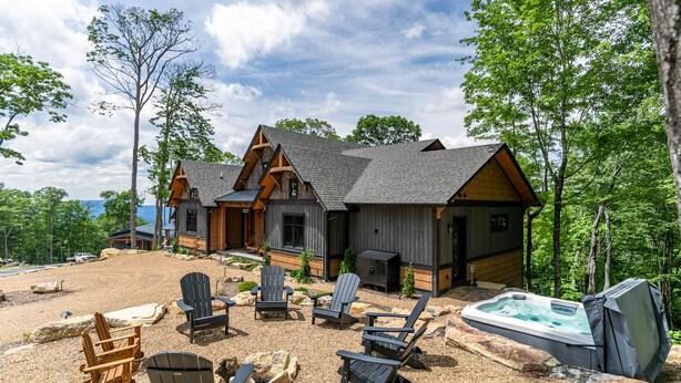 Eine Lodge mit Whirlpool, Sitzgelegenheit im Freien und Seeblick.