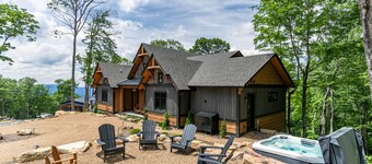 On Eagle's Wings at Eagles Nest - New build, near Winery, new hot tub!