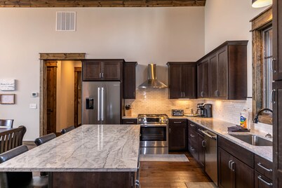 On Eagle's Wings at Eagles Nest - New build, near Winery, new hot tub!